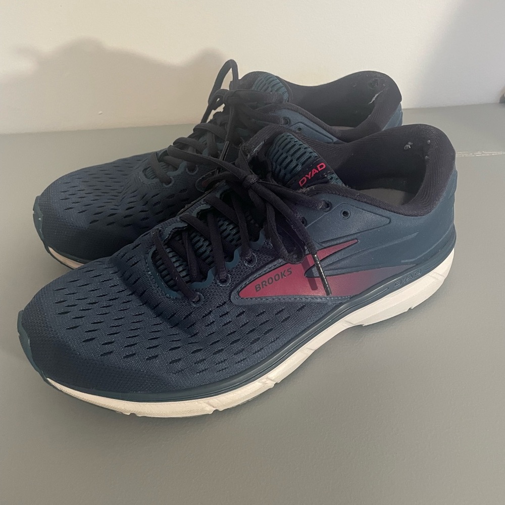 Women’s Brooks Dyad 11 Running Shoes. Size 9.5 WIDE.